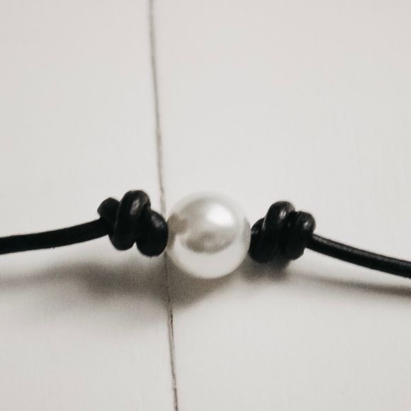 Single Pearl Knot Chocker - Picture 2 of 4